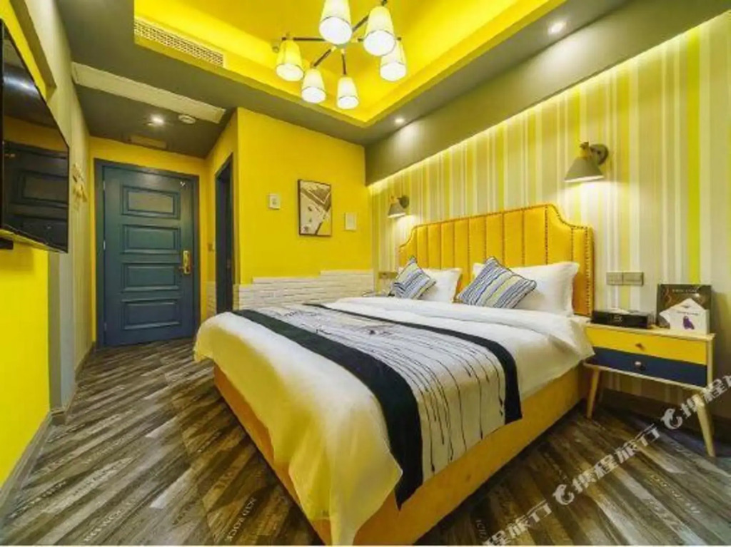 Чунцин: Love You Hotel (Chongqing Huangnibang Metro Station)