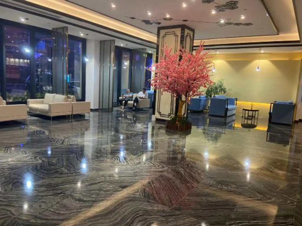 Чунцин: Love You Hotel (Chongqing Huangnibang Metro Station)