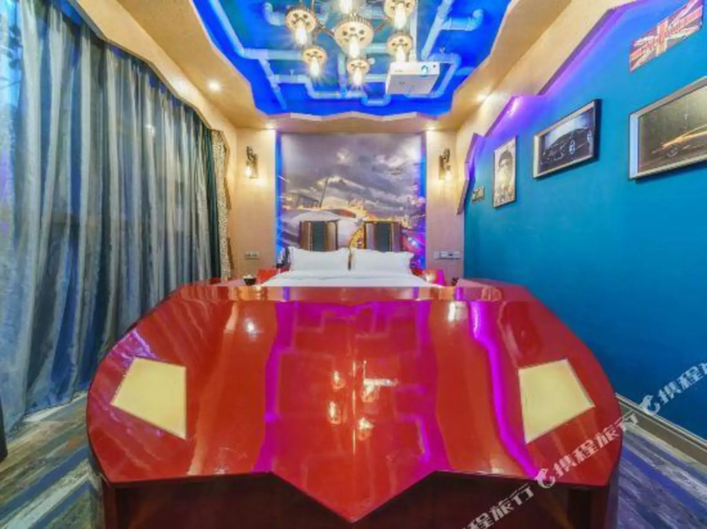 Чунцин: Love You Hotel (Chongqing Huangnibang Metro Station)