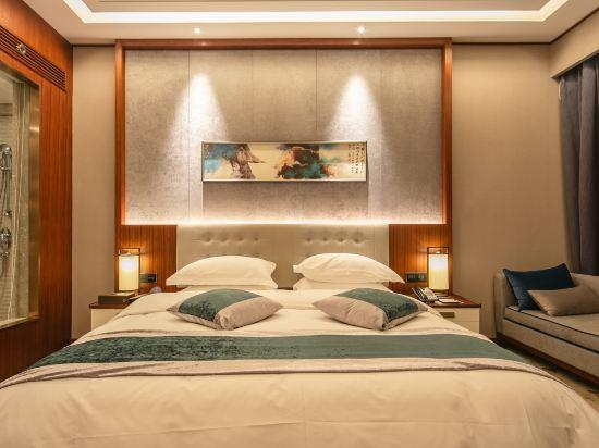 Чжаотун: Auspicious Phoenix Hotel