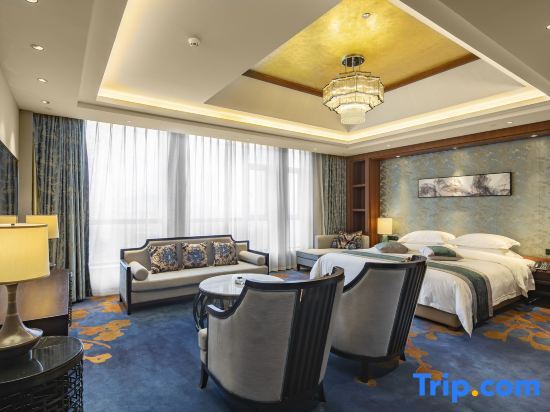Чжаотун: Auspicious Phoenix Hotel