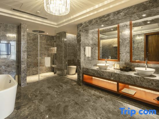 Чжаотун: Auspicious Phoenix Hotel