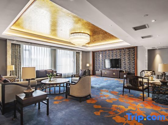 Чжаотун: Auspicious Phoenix Hotel