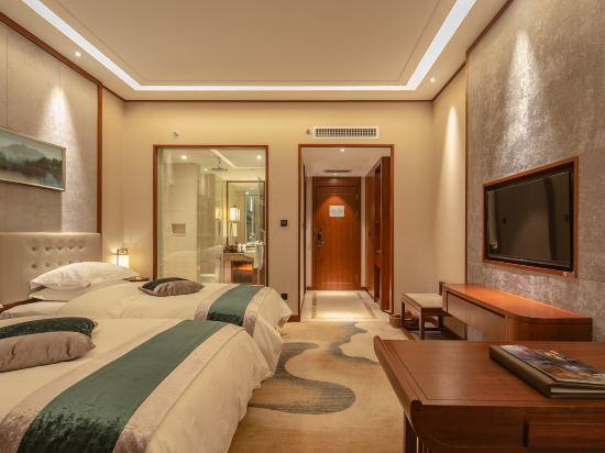 Чжаотун: Auspicious Phoenix Hotel