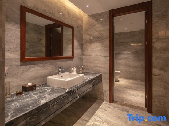Чжаотун: Auspicious Phoenix Hotel