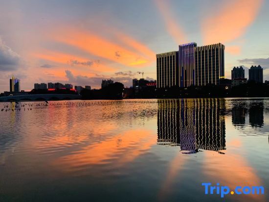 Чжаотун: Auspicious Phoenix Hotel
