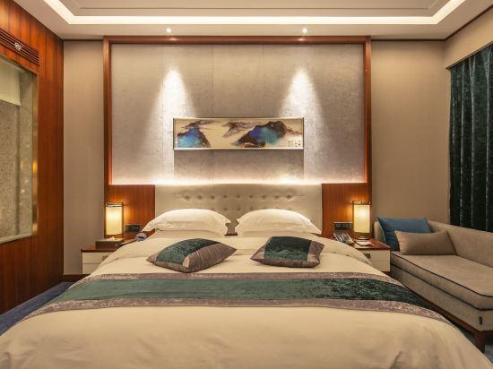Чжаотун: Auspicious Phoenix Hotel