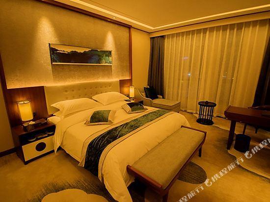 Чжаотун: Auspicious Phoenix Hotel