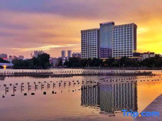 Чжаотун: Auspicious Phoenix Hotel