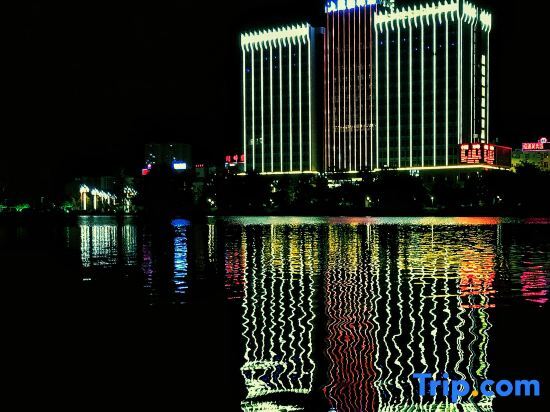 Чжаотун: Auspicious Phoenix Hotel