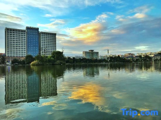 Чжаотун: Auspicious Phoenix Hotel