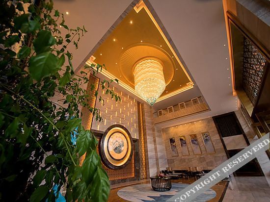 Чжаотун: Auspicious Phoenix Hotel