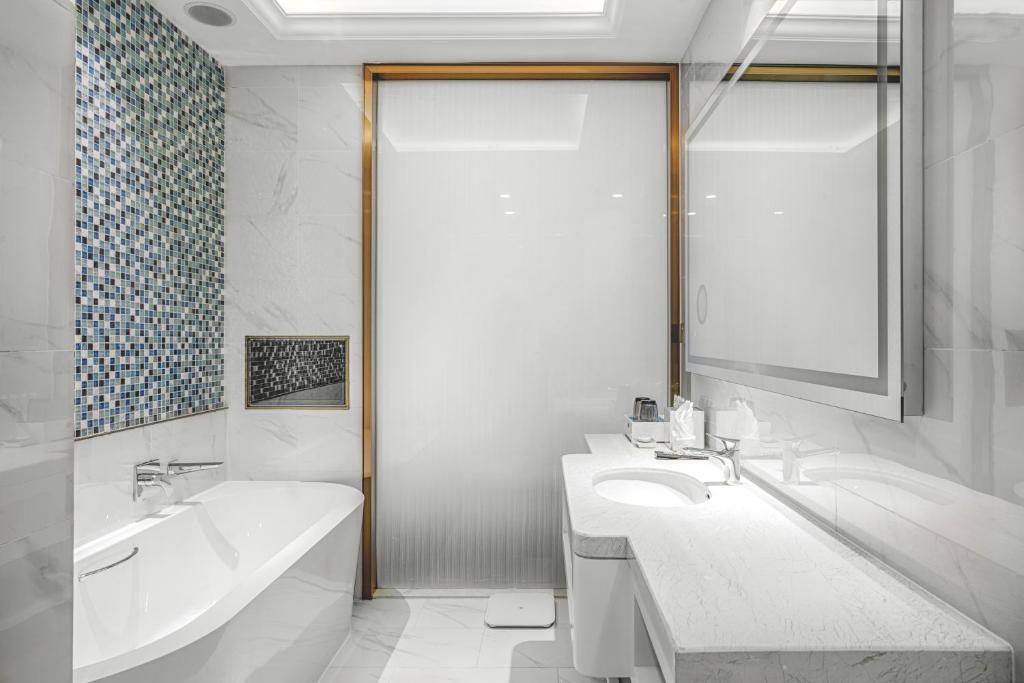 Уху: Wuhu Suning Universal Hotel