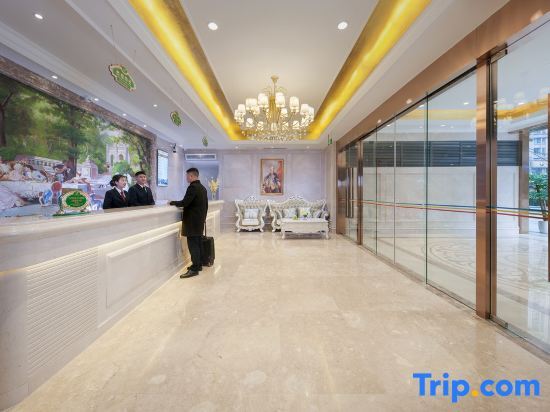 Чунцин: Vienna Hotel (Chongqing Yangjiaping Pedestrian Street Light Rail Station)