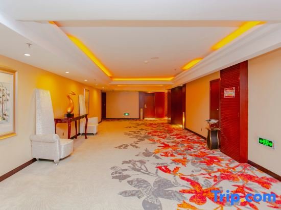 Синъи: Crown Hotel
