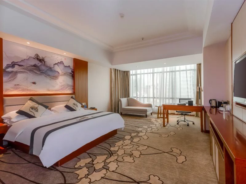 Синъи: Crown Hotel