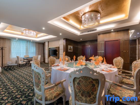 Синъи: Crown Hotel