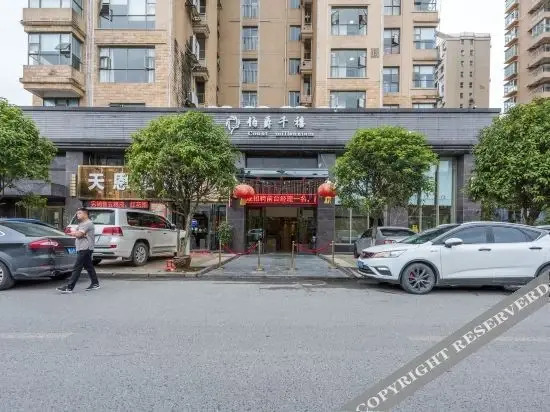 Дуюн: Count Millennium Hotel