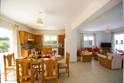 Аргака: Sandy Coast Villa Petunia