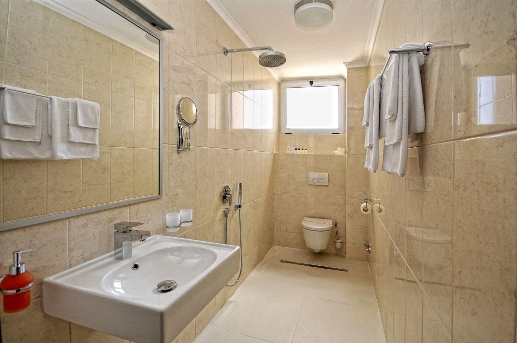 Бечичи: Hotel Tara