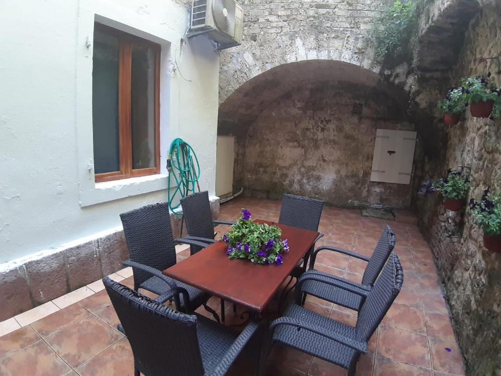 Доброта: Kotor Emerald Apartments