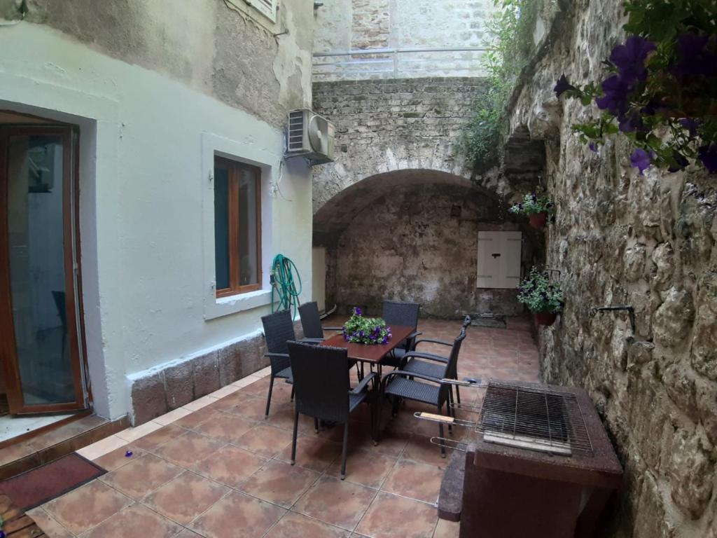 Доброта: Kotor Emerald Apartments