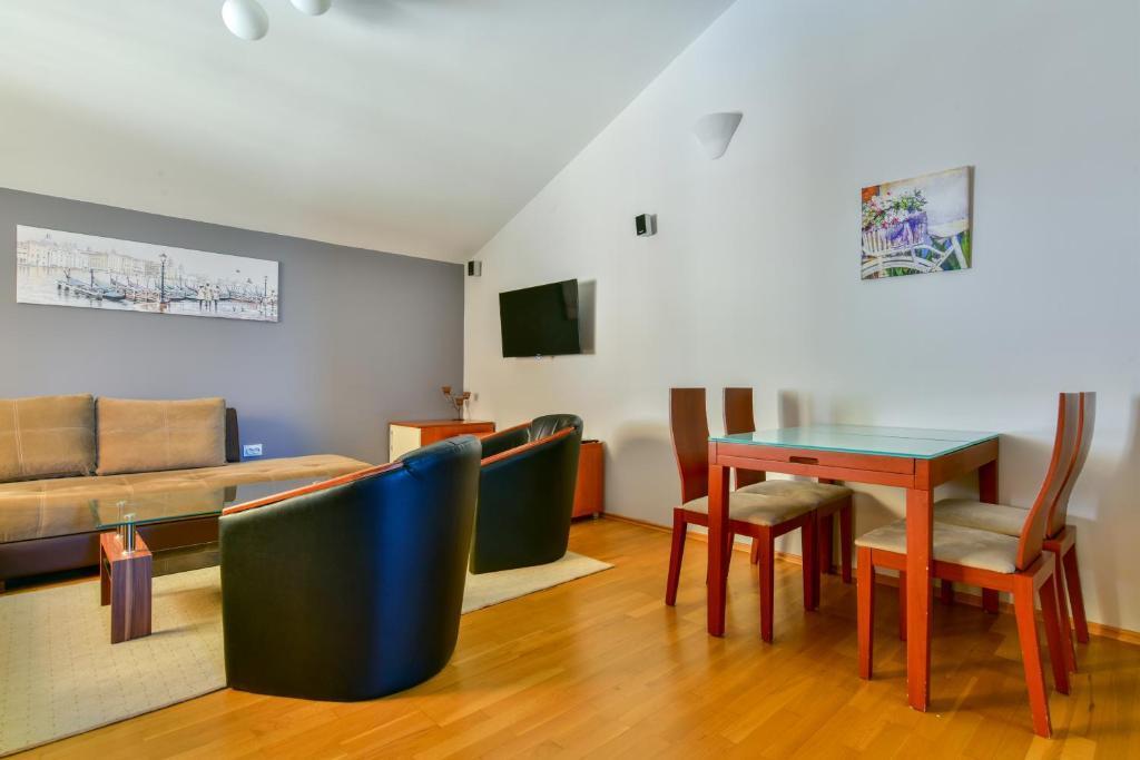 Петровац: Apartments Srzentic