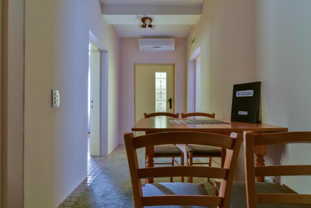 Петровац: Apartments Srzentic