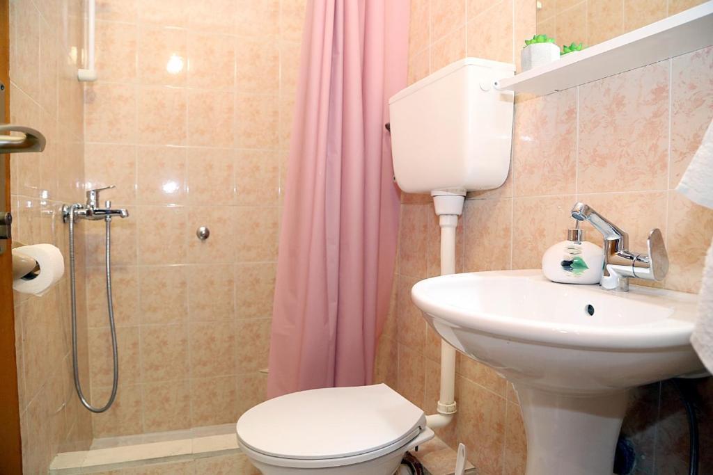 Петровац: Apartments Ardura