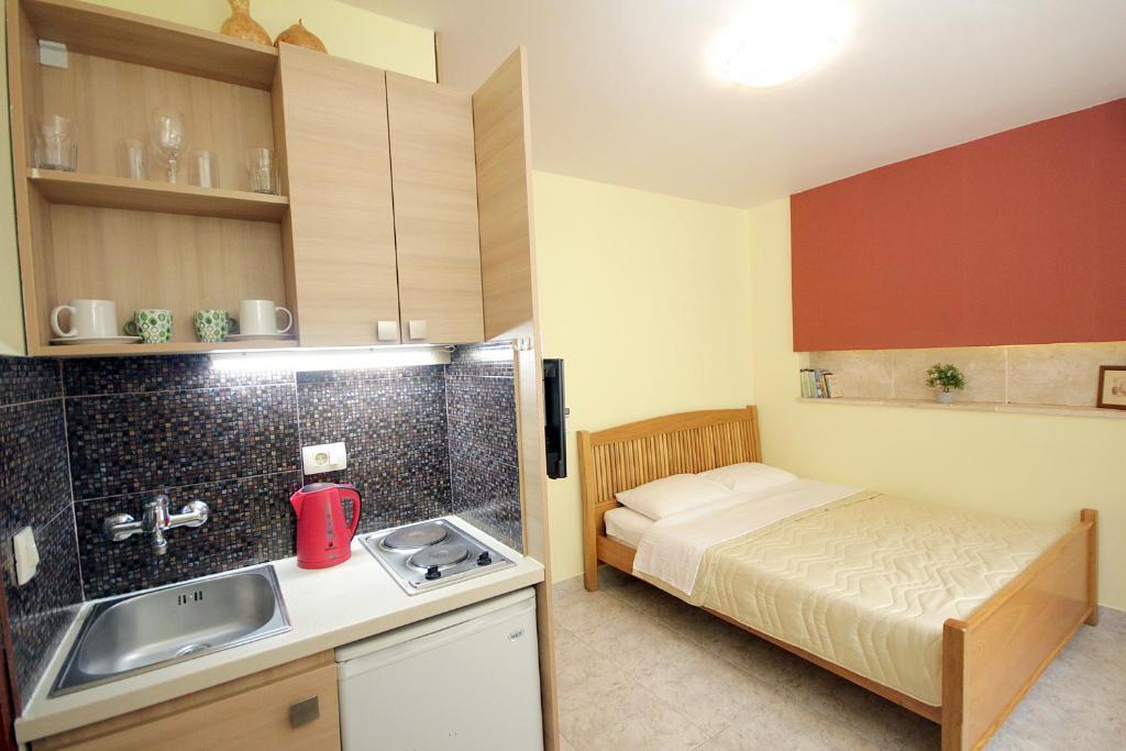 Петровац: Apartments Ardura