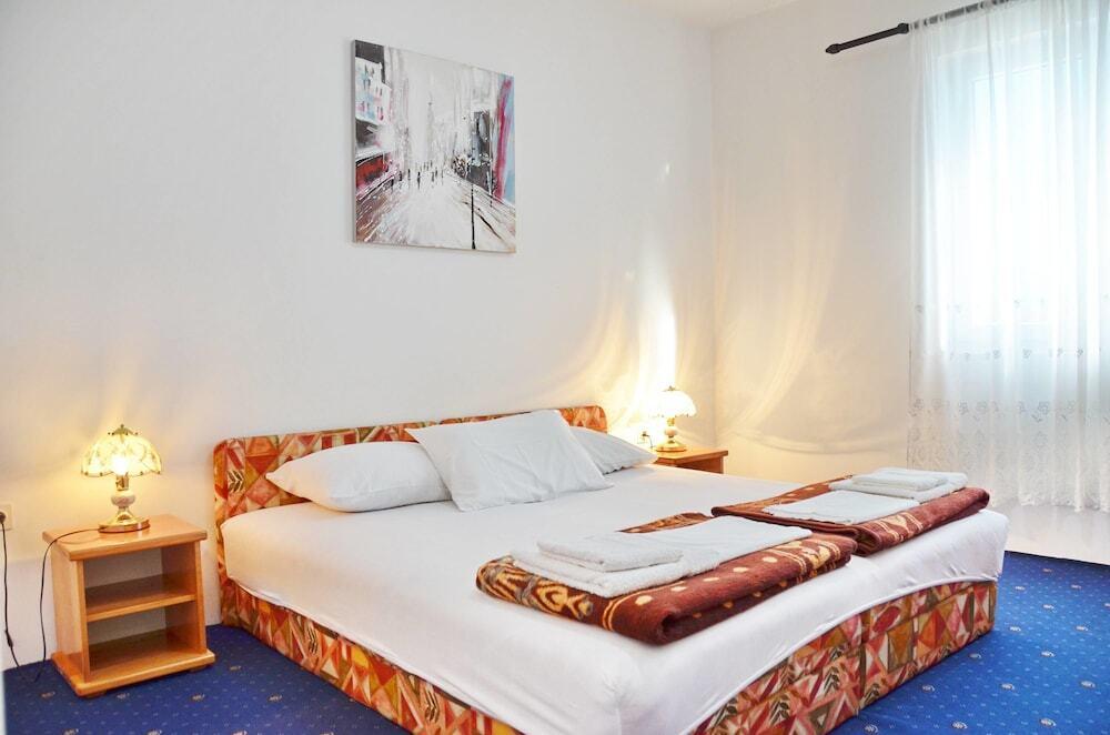 Доброта: Apartments Corovic