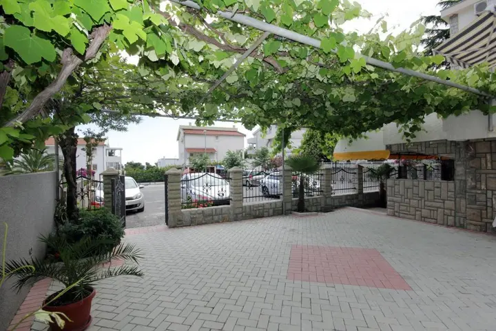 Бар: Kojic Apartments