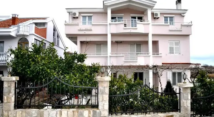 Ульцинь: Apartments Perezaj
