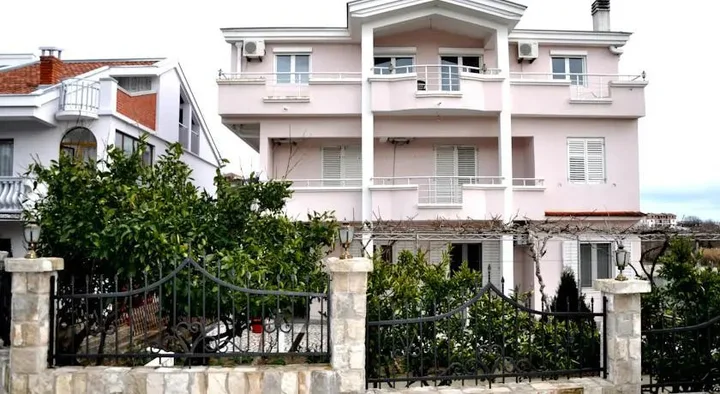 Ульцинь: Apartments Perezaj