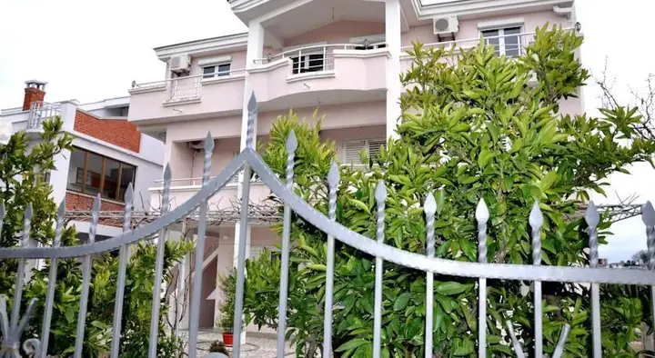 Ульцинь: Apartments Perezaj