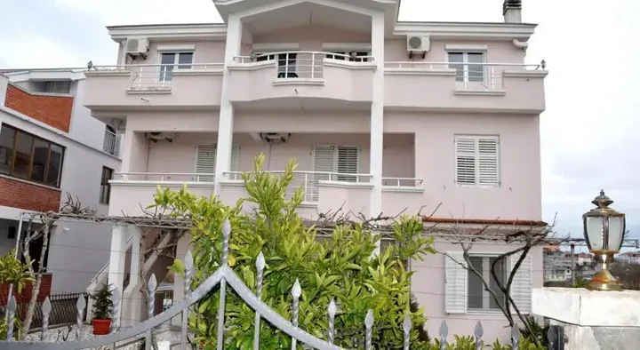 Ульцинь: Apartments Perezaj
