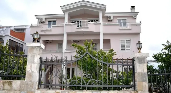 Ульцинь: Apartments Perezaj