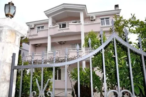 Ульцинь: Apartments Perezaj