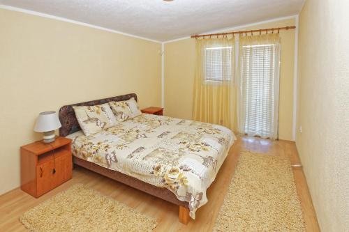 Бусат: Apartments Ajla