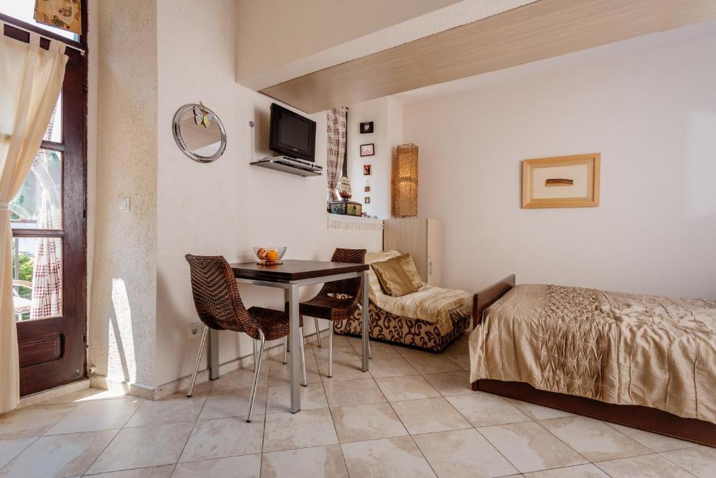 Доброта: Celine's Place By The Sea