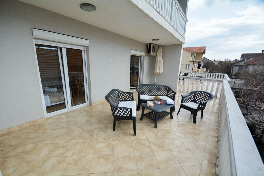 Тиват: Family Tivat Apartments