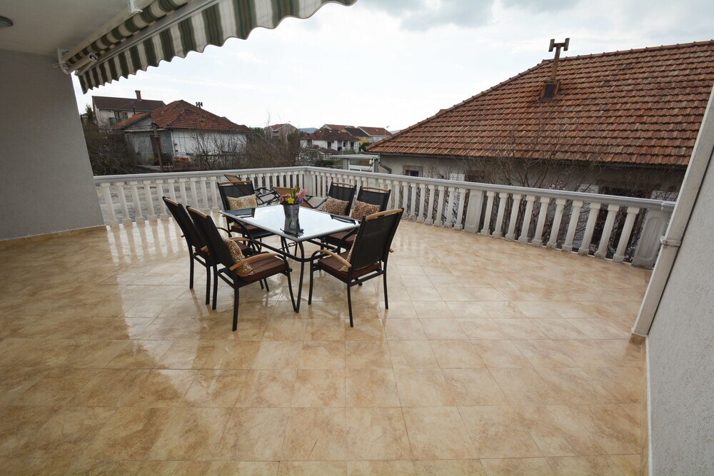 Тиват: Family Tivat Apartments