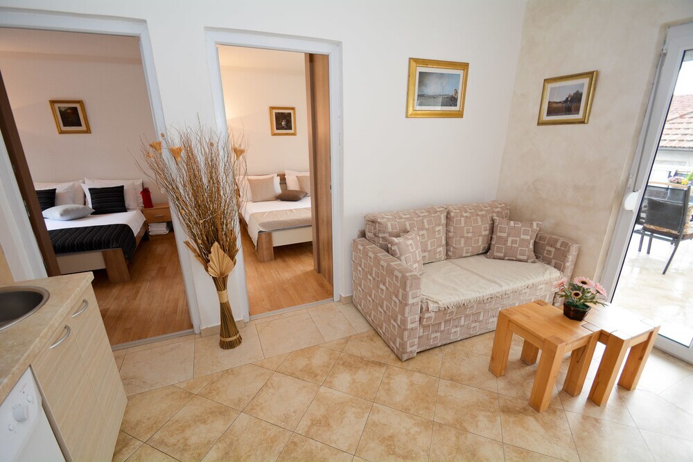 Тиват: Family Tivat Apartments