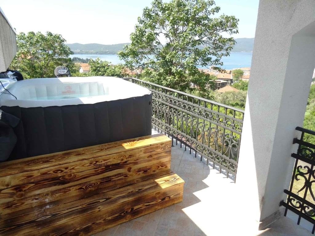 Тиват: Two bedroom Sea view Apartments