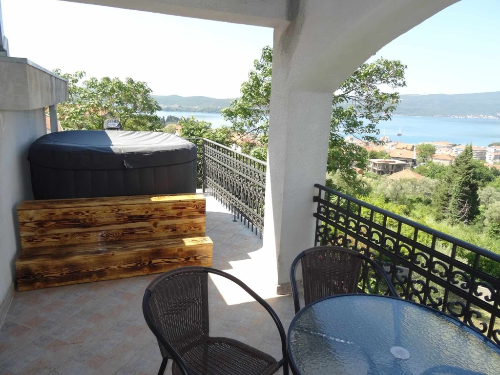 Тиват: Two bedroom Sea view Apartments