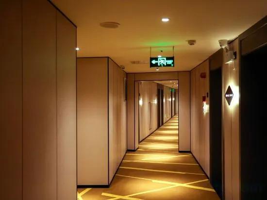 Чунцин: IU Hotel (Chongqing Nanping Wanda Plaza Light Rail Station)