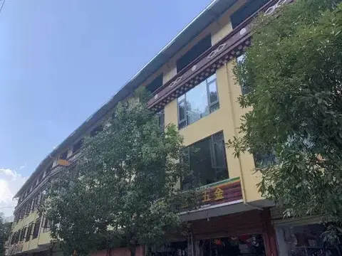 Шангри-Ла: Hutiaoxia Nixiang Hotel