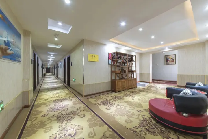 Лоян: Luoyang Lesiyuan Business Hotel (Luoqi Ancient City Lijingmen Cross Street Branch)