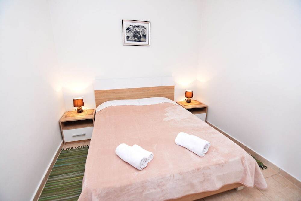 Доброта: Apartments & Rooms Vanja