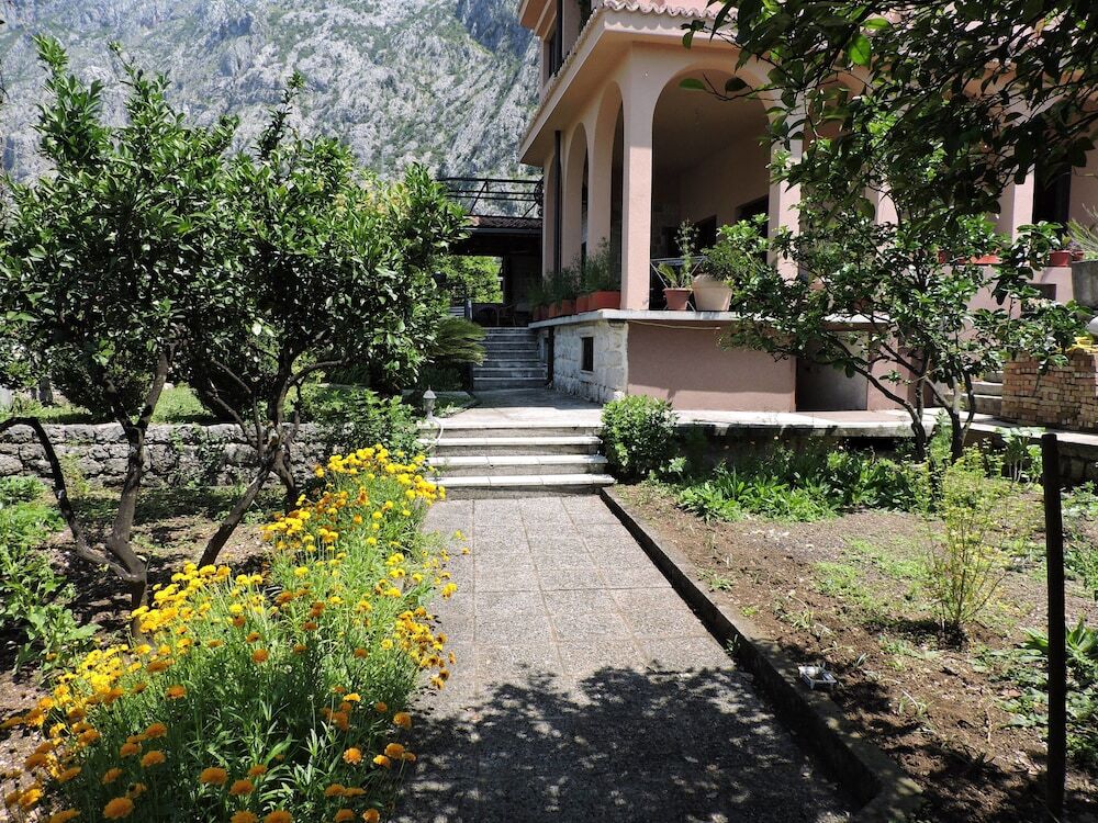 Доброта: Apartments & Rooms Vanja